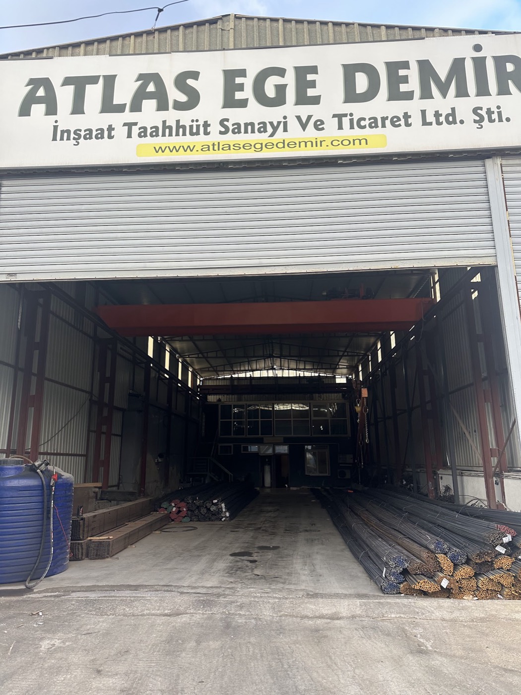 Atlas Ege Demir tabelası ve depo girişi