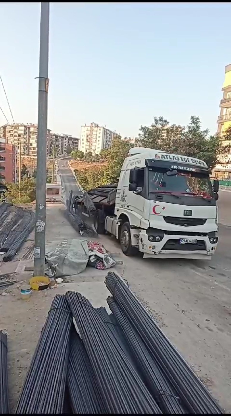 Atlas Ege Demir tırı ve indirilmiş demir yükü