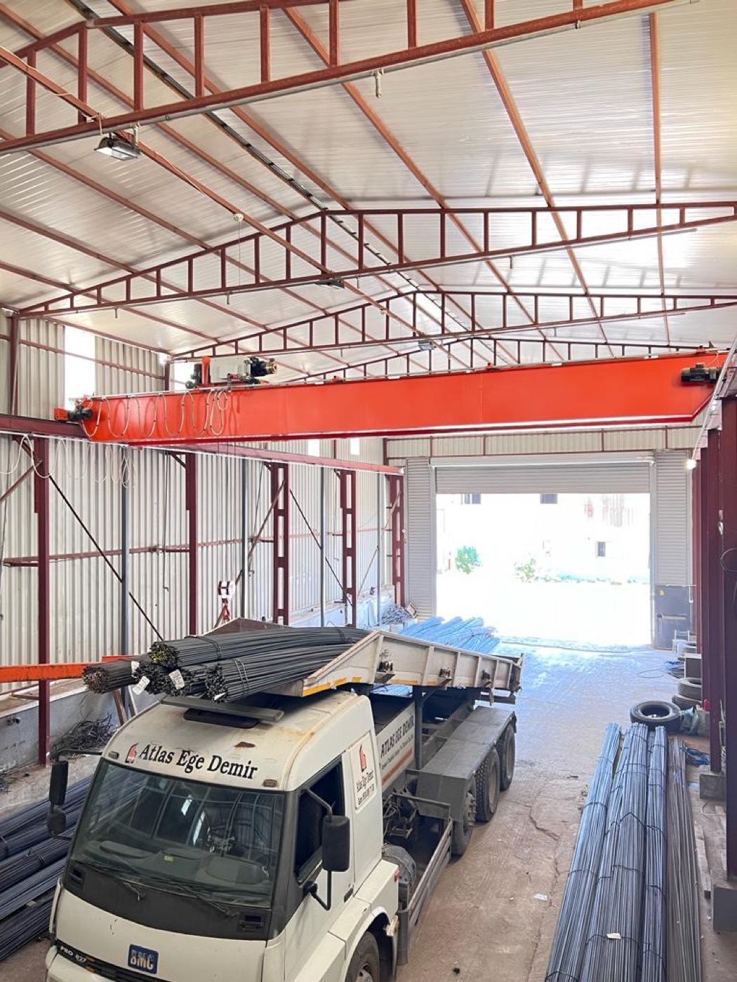 Depo içinde demir yüklü Atlas Ege Demir kamyonu