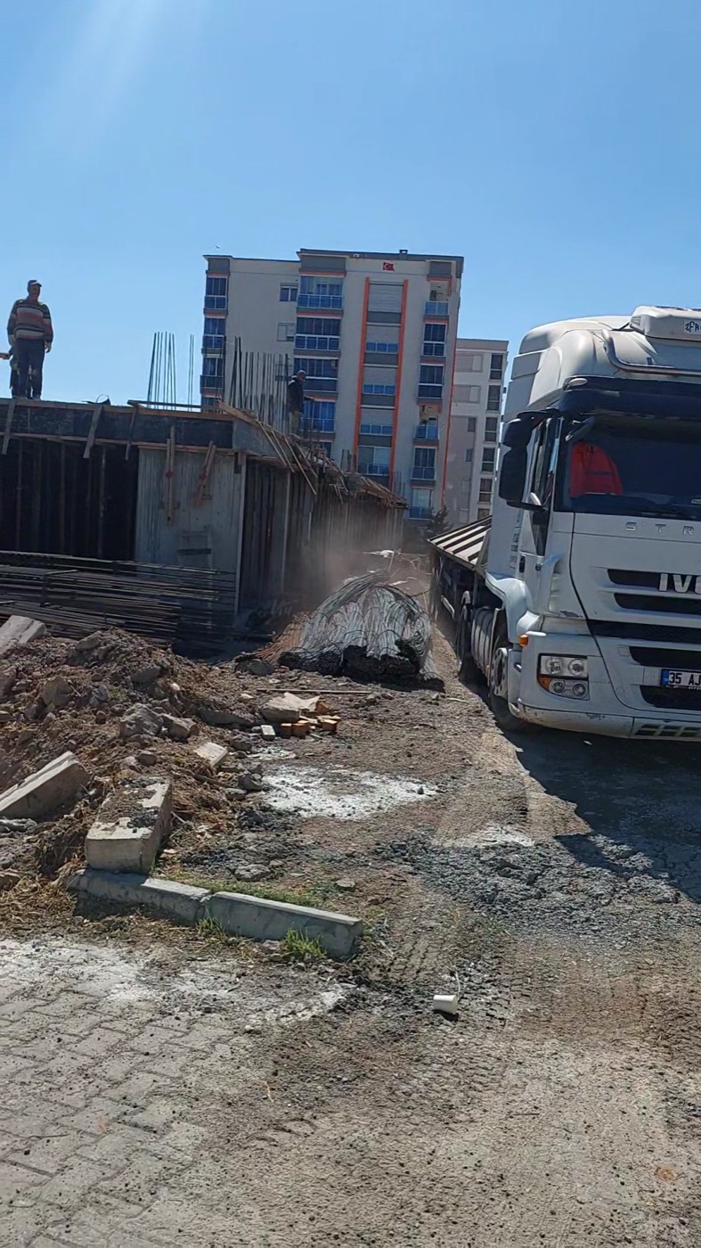 Şantiyede inşaat demiri teslimatı yapan tır