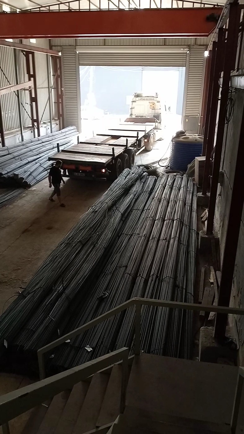 Depo içinde gezer vinçle dorseye yüklenen demirler